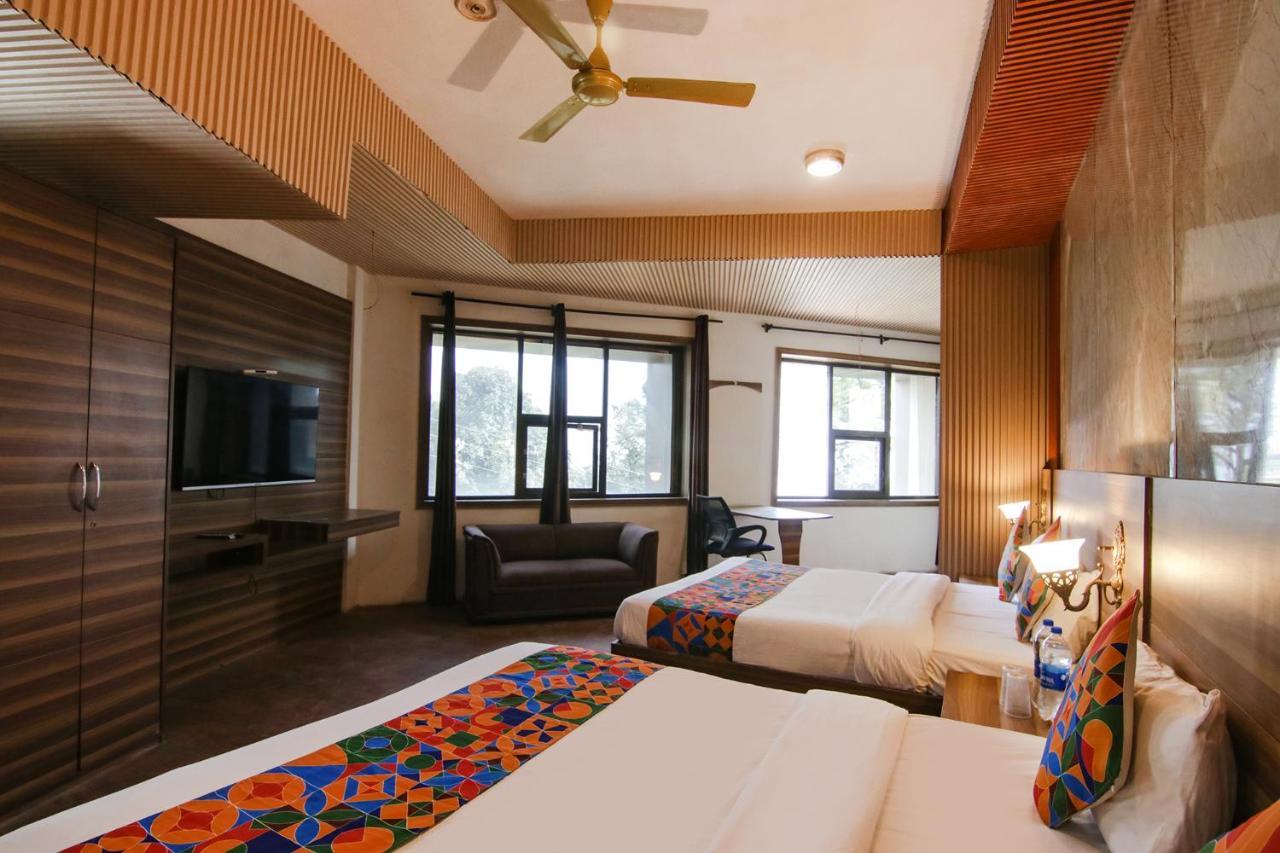 Fabhotel Vijay Palace Дармсала Экстерьер фото